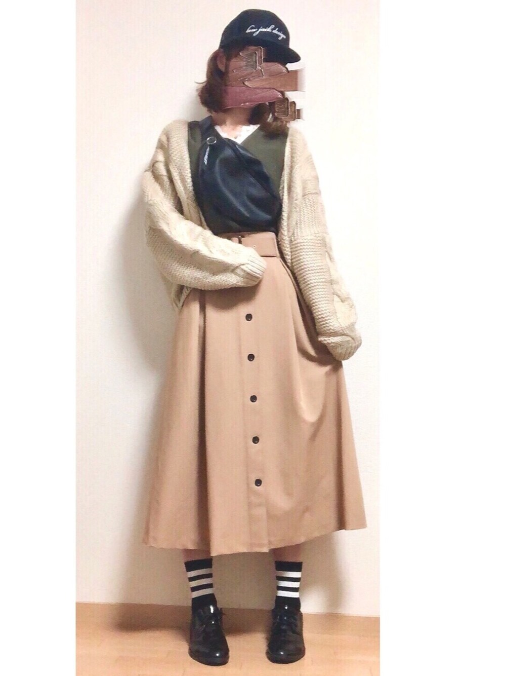 ホワイト系のTシャツ/カットソー、グリーン系のTシャツ/カットソー、ベージュ系のカーディガン/ボレロを着用したレディースの秋コーディネートの1枚目の写真