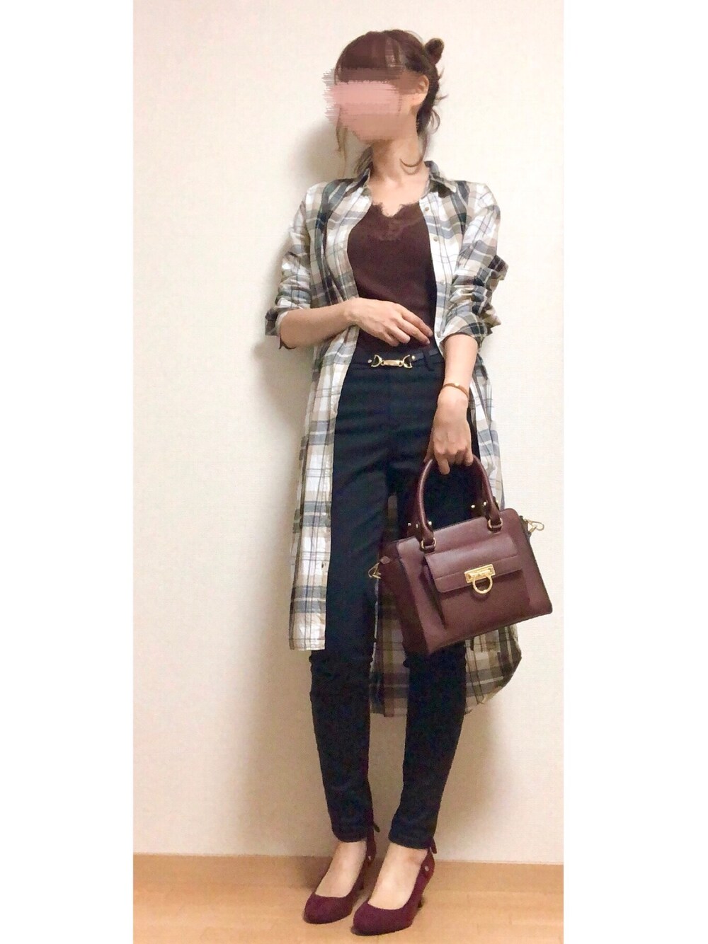 ブラウン系のTシャツ/カットソー、ホワイト系のシャツワンピース、ブラック系のその他パンツを着用したレディースの秋コーディネートの1枚目の写真