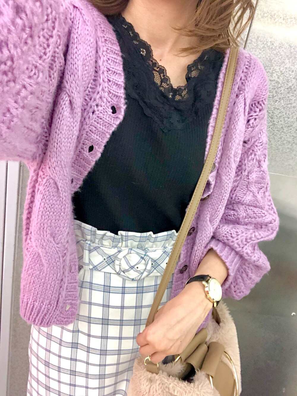 ピンク系のカーディガン/ボレロ、ブラック系のTシャツ/カットソー、ホワイト系のスカートを着用したレディースの秋コーディネートの1枚目の写真