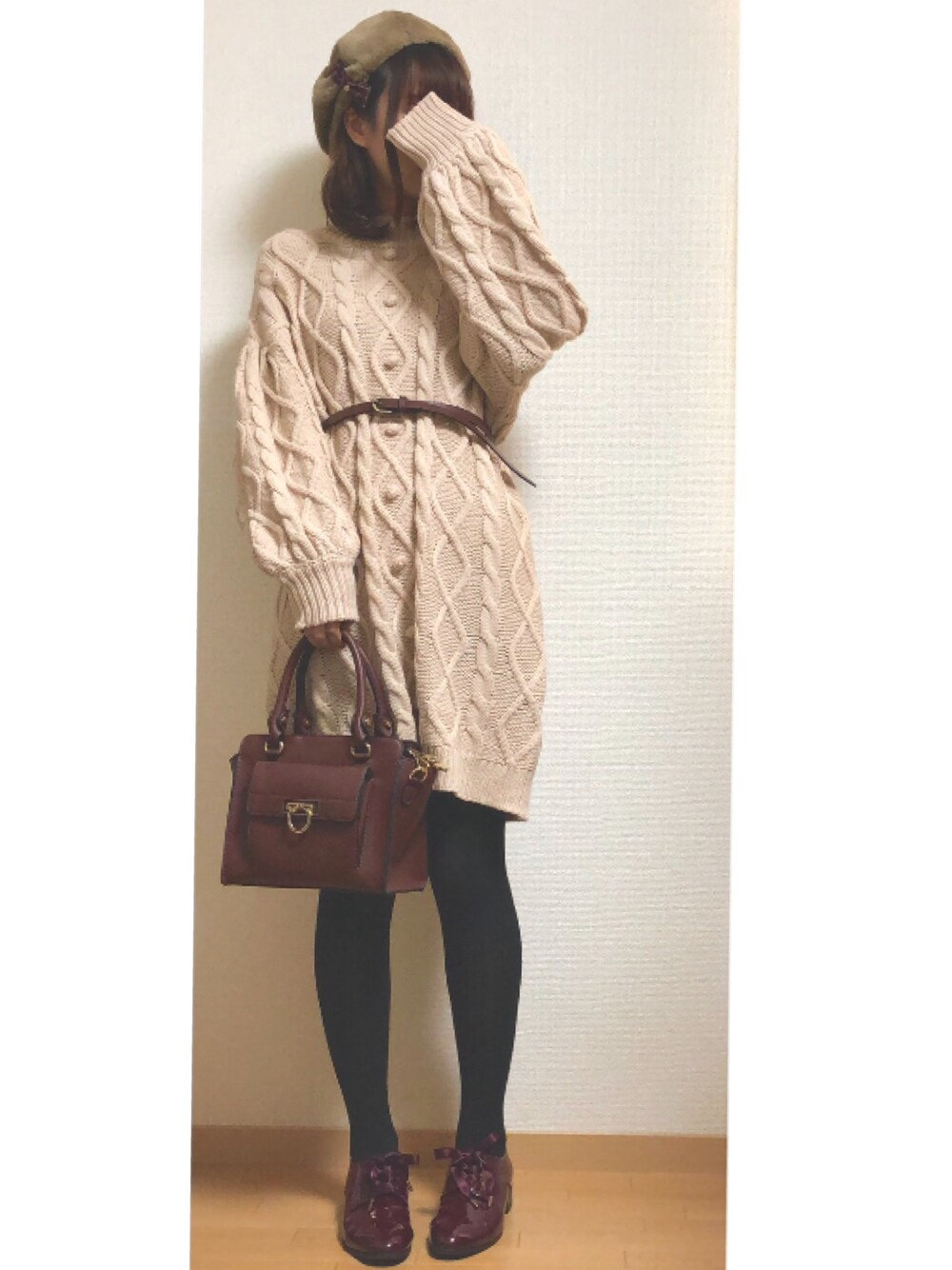 ベージュ系のワンピース/ドレス、レッド系のドレスシューズ、ブラウン系のハンドバッグを着用したレディースの冬コーディネートの1枚目の写真