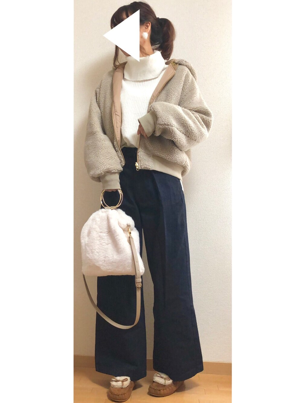 ホワイト系のニット/セーター、ベージュ系のブルゾン、ブルー系のパンツを着用したレディースの冬コーディネートの1枚目の写真