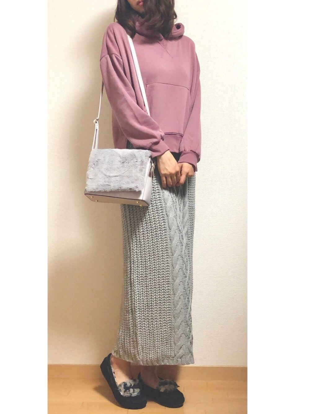 ピンク系のパーカー、グレー系のスカート、その他のモカシン/デッキシューズを着用したレディースの冬コーディネートの1枚目の写真