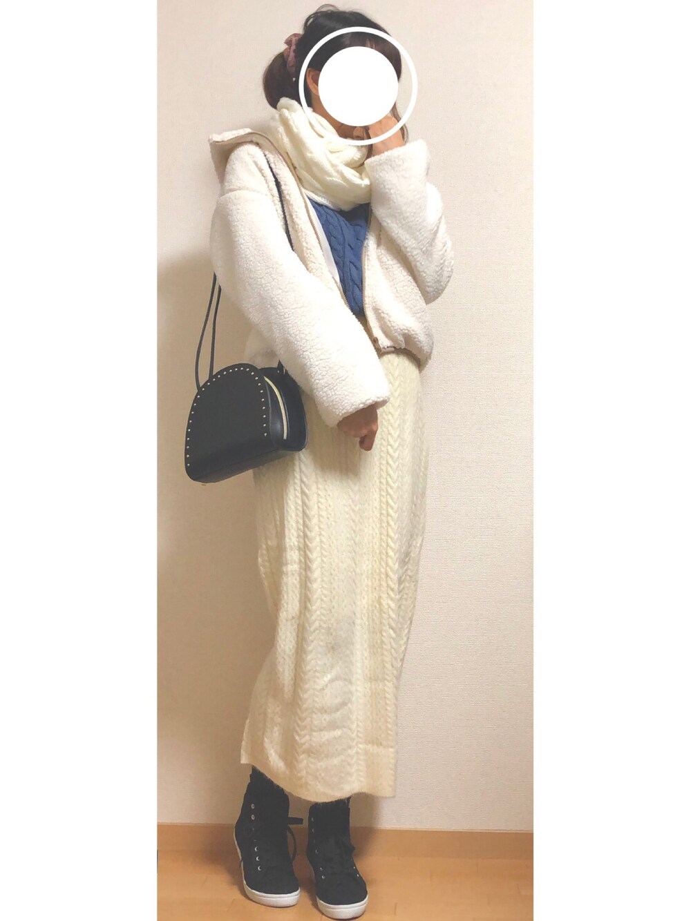 ブルー系のニット/セーター、ホワイト系のブルゾン、ホワイト系のスカートを着用したレディースの冬コーディネートの1枚目の写真