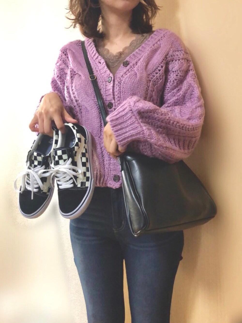 ピンク系のカーディガン/ボレロ、ブルー系のデニムパンツ、ブラック系のスニーカーを着用したレディースの秋コーディネートの1枚目の写真