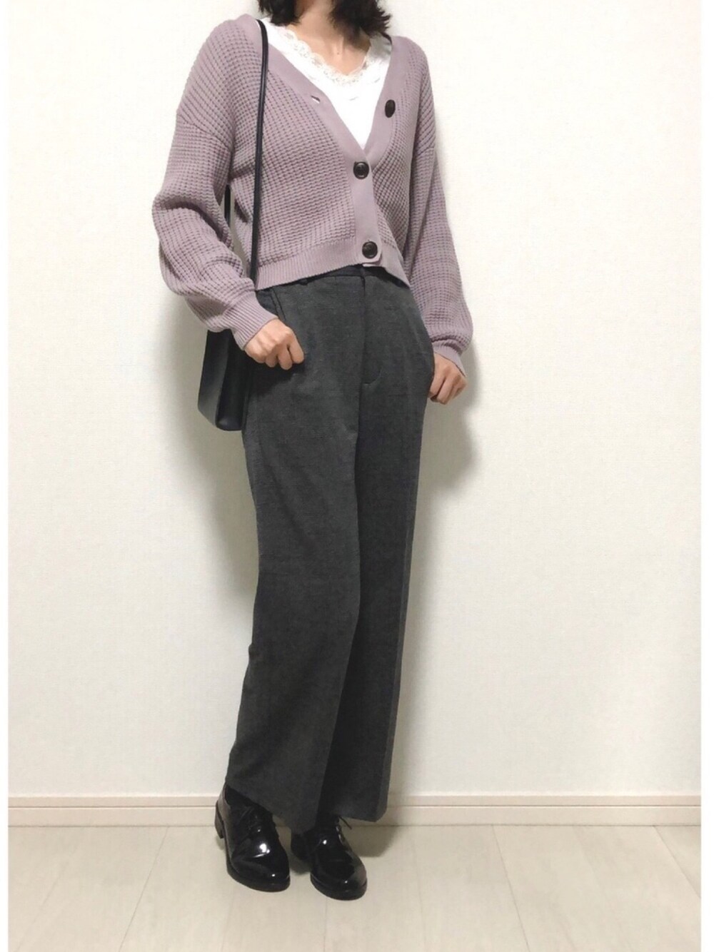 ホワイト系のTシャツ/カットソー、パープル系のカーディガン/ボレロ、ブラック系のスラックスを着用したレディースの秋コーディネートの1枚目の写真