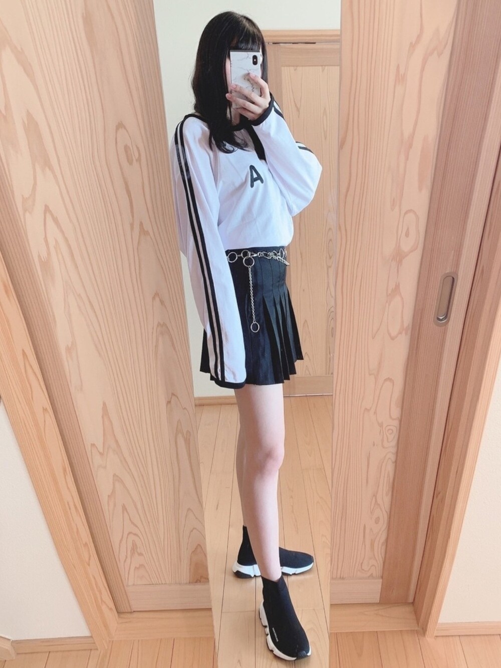 「おしゃれさんと繋がりたい、ラクチンコーデ、スニーカーコーデ、BALENCIAGA、秋のコーデ、プチプラ、モノトーン、黒、プリーツスカート、ロンT」｜「BALENCIAGAのBalenciaga - Speed Stretch-knit High-top Sneakers - Black（スニーカー、ブラック系）」を使った、はるちゃむさん（レディース・166cm）の秋コーディネートの1枚目の写真