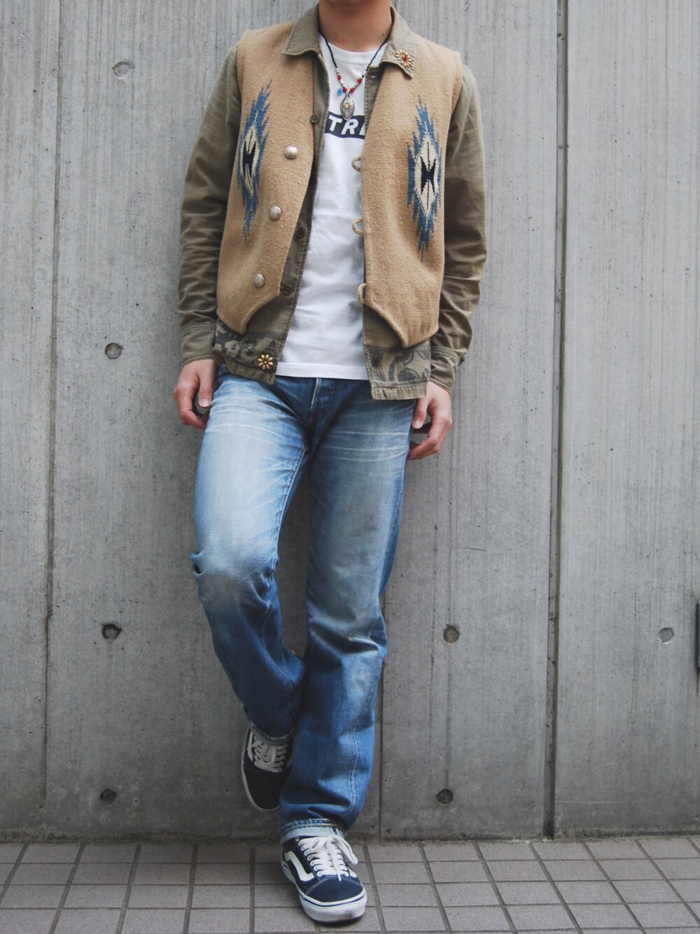 ベージュ系のベスト、グリーン系のシャツ/ブラウス、ホワイト系のTシャツ/カットソーを着用したメンズの春コーディネートの1枚目の写真