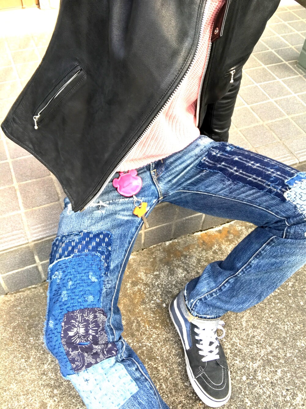 「春コーデ、デニム、ピンクニット、桜、お花見、ootd、レザージャケット、VANQUISH、VANS、DENIM&SUPPLY」｜「VANQUISHのバッファローレザーバフィング加工シングルライダースジャケット（ライダースジャケット、ブラック系）」を使った、りょーたさん（メンズ・172cm）の春コーディネートの1枚目の写真