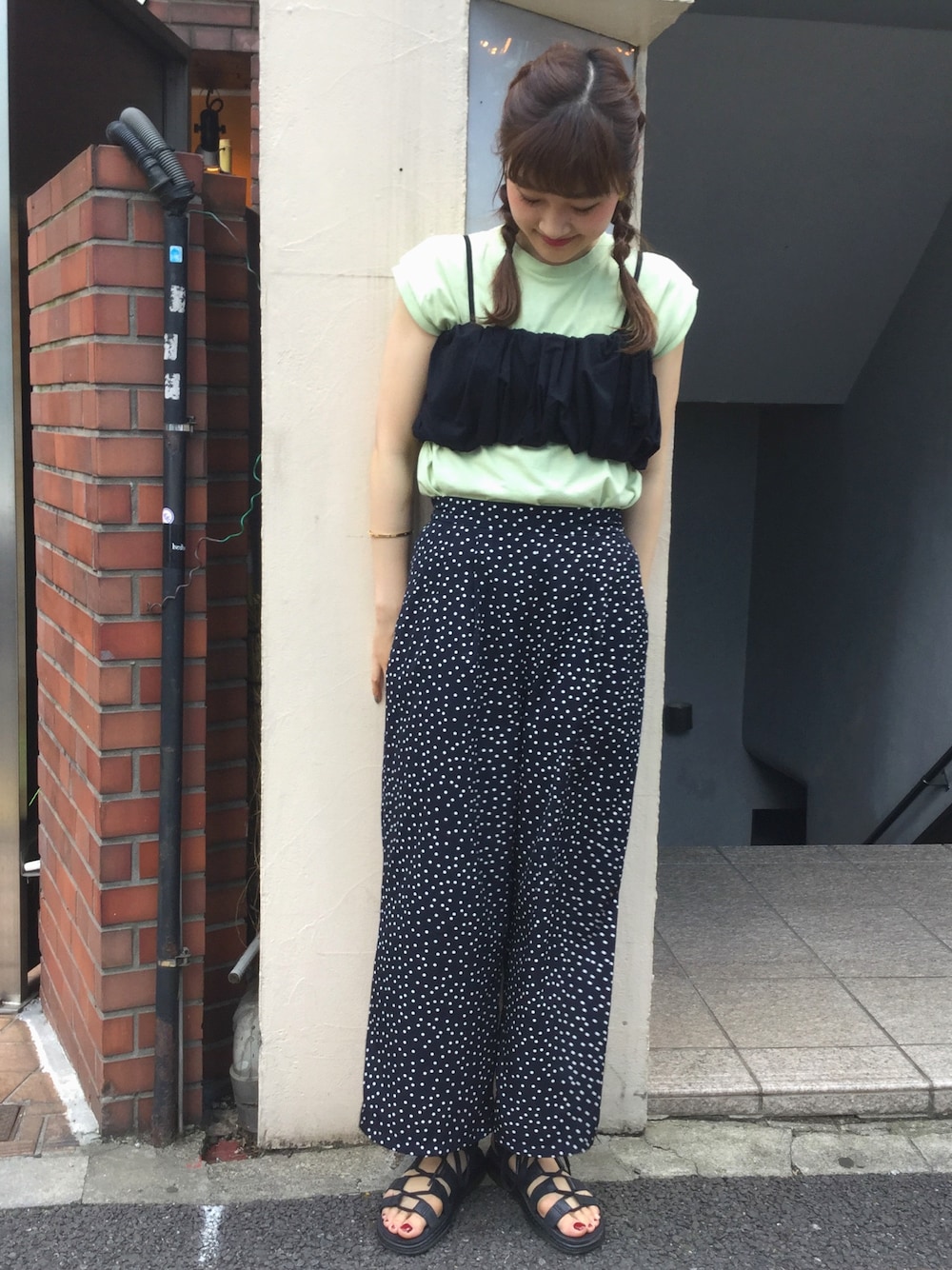 「MIYAO、RayBEAMS、FRUITOFTHELOOM、レイヤードスタイル、ブラトップ、Dr.Martens、ドット」｜「BEAMS BOYの【FUDGE5月号掲載】FRUIT OF THE LOOM × BEAMS BOY / フルーツ染め ノースリーブ Tシャツ（Tシャツ/カットソー、グリーン系）」を使った、hazuki yoshizawaさん（レディース・166cm）の春コーディネートの1枚目の写真