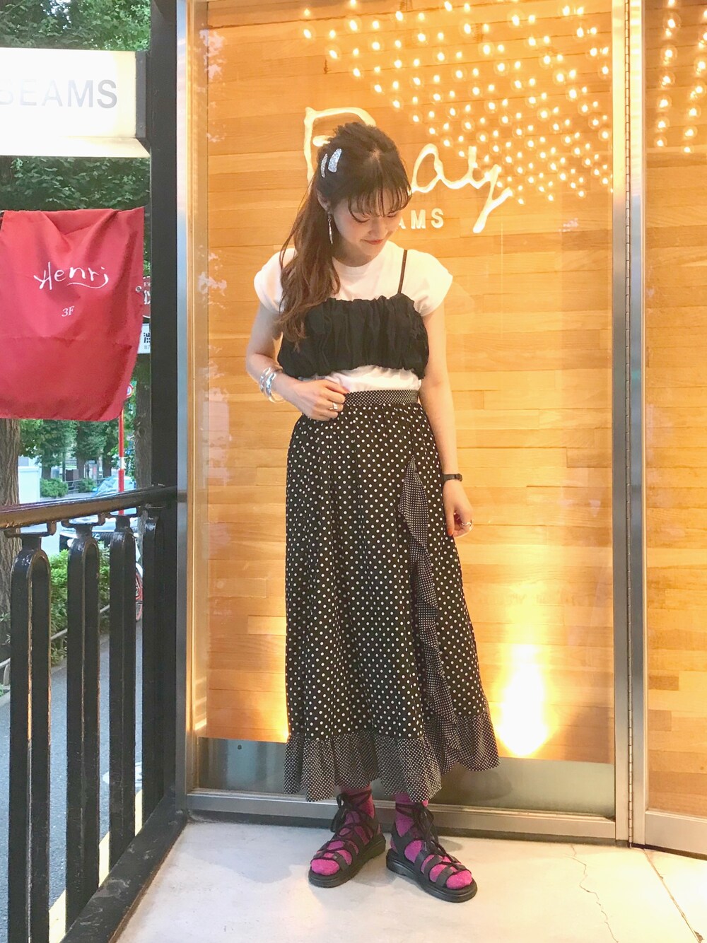 「大人カジュアル、ドット、ドットスカート、MIYAO、ブラトップ、Dr.Martens、休日スタイル」｜「Ray BEAMSのRay BEAMS / ドット ラッフル マキシスカート（スカート、ブラック系）」を使った、hazuki yoshizawaさん（レディース・166cm）の春コーディネートの1枚目の写真