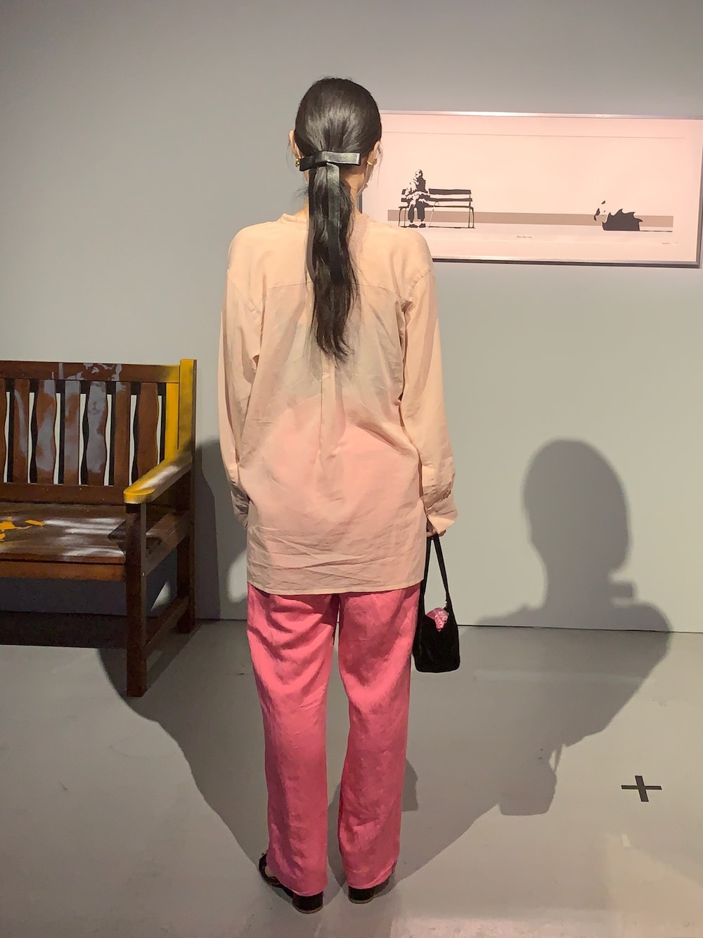 ピンク系のその他パンツ、ブラック系のバレッタ/ヘアクリップを着用したレディースの春コーディネートの1枚目の写真