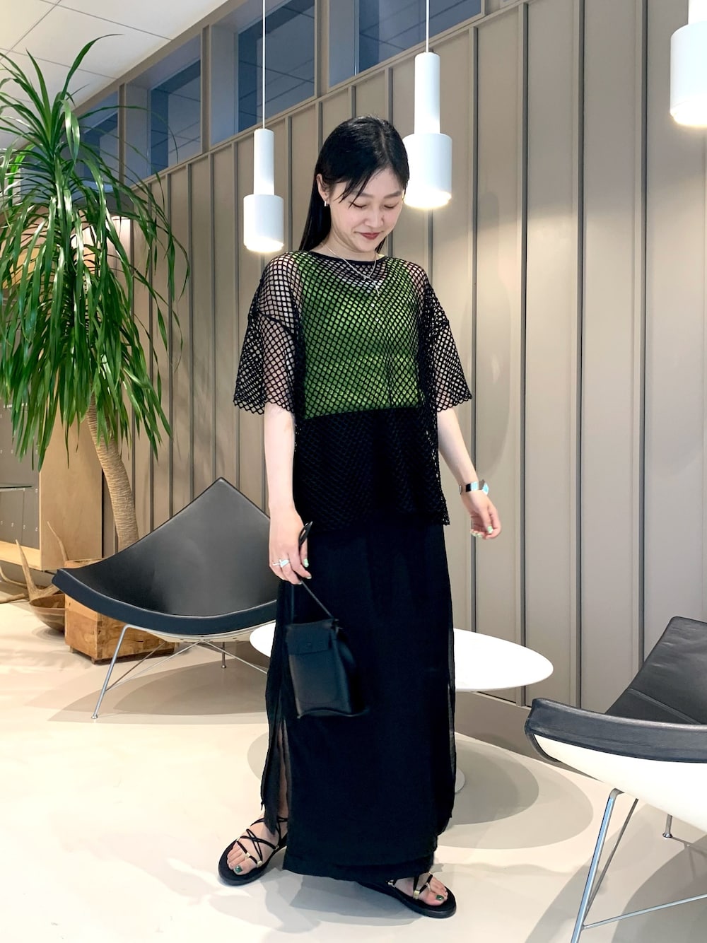 グリーン系のTシャツ/カットソー、ブラック系のTシャツ/カットソー、ブラック系のスカートを着用したレディースの夏コーディネートの1枚目の写真