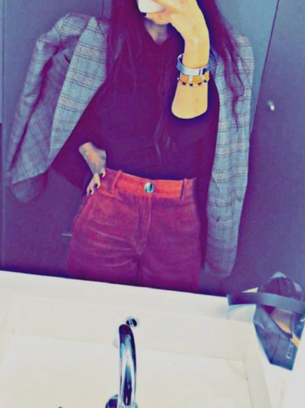 オレンジ系のスラックス、グレー系のスーツジャケットを着用したレディースの冬コーディネートの1枚目の写真