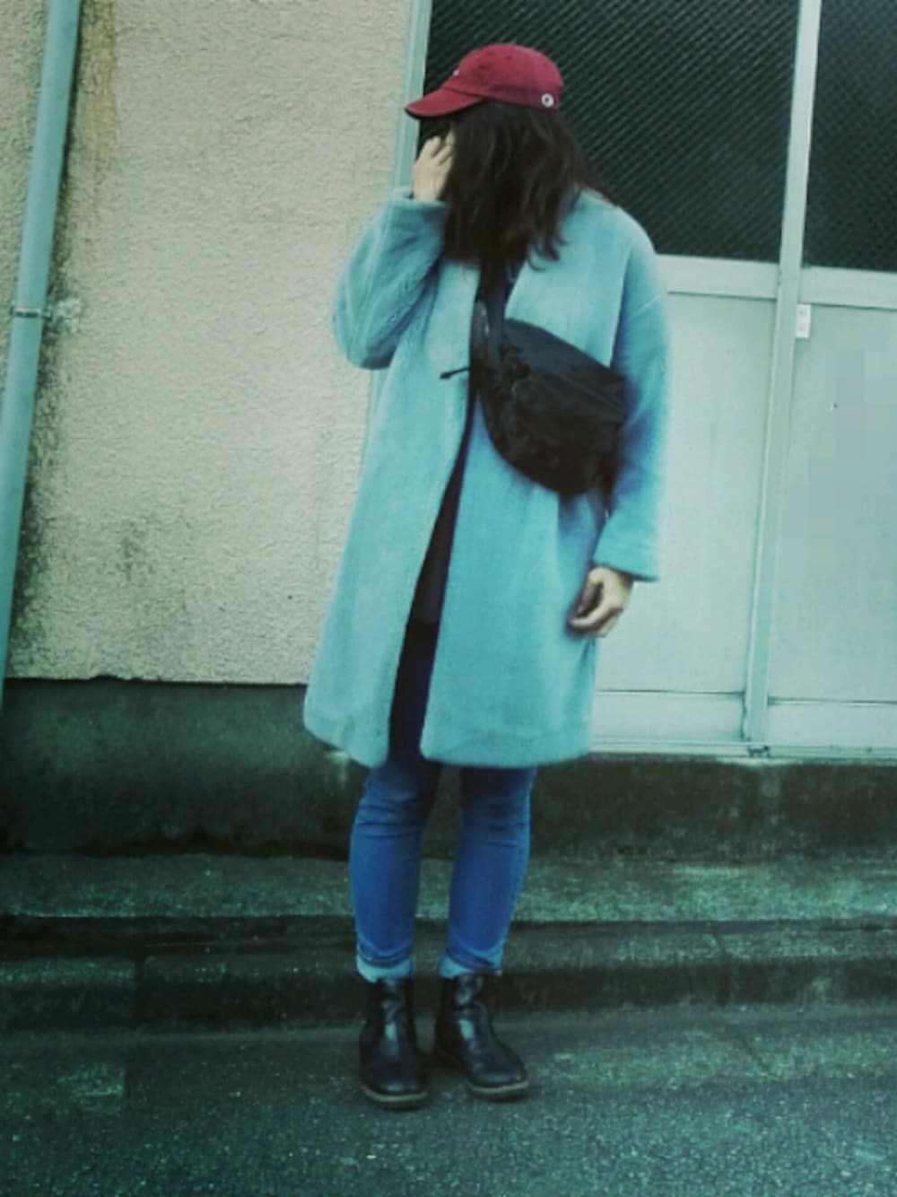 ブルー系のジャケット/アウター、ブラック系のボディバッグ/ウエストポーチ、ブラック系のブーツを着用したレディースの秋コーディネートの1枚目の写真