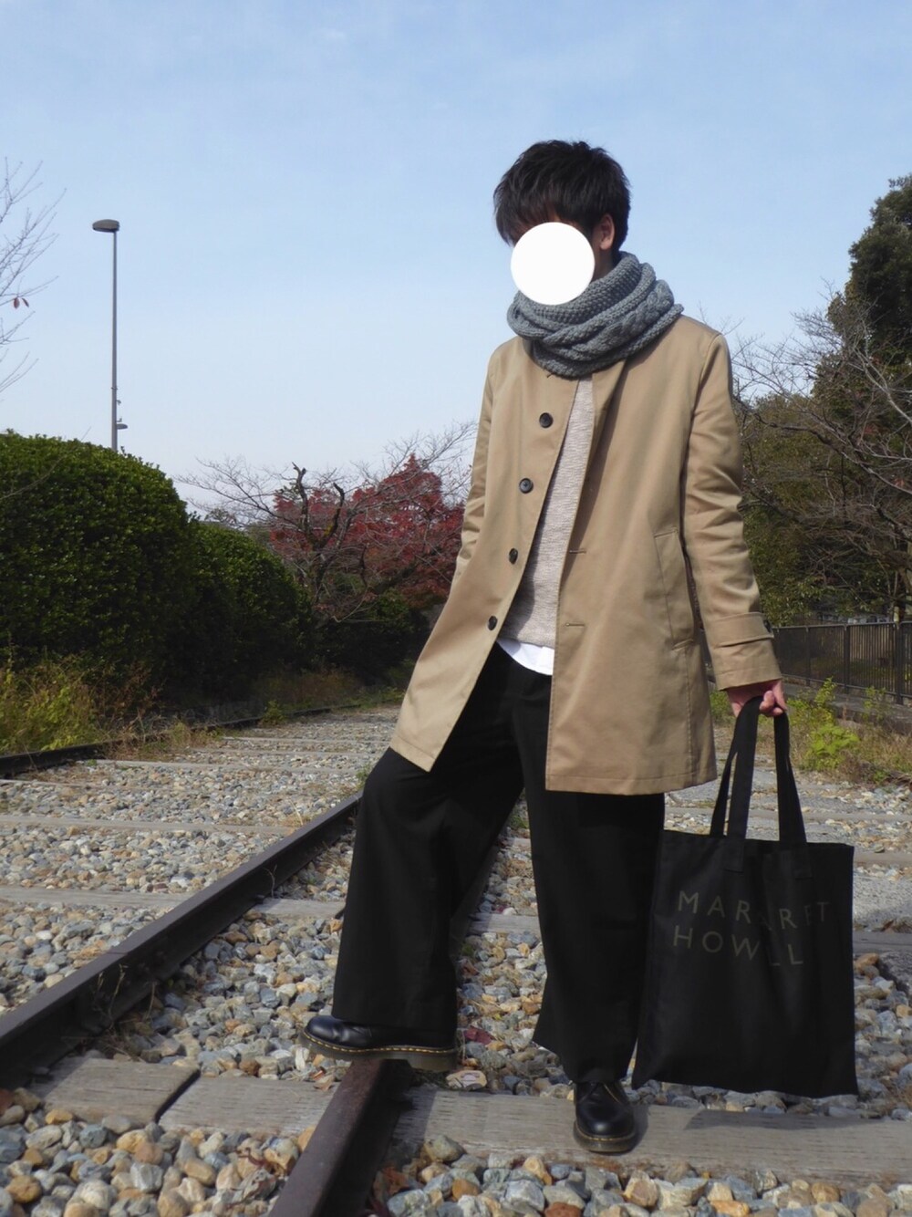 ブラック系のその他パンツ、ブラック系のドレスシューズ、ブラック系のトートバッグを着用したメンズの秋コーディネートの1枚目の写真