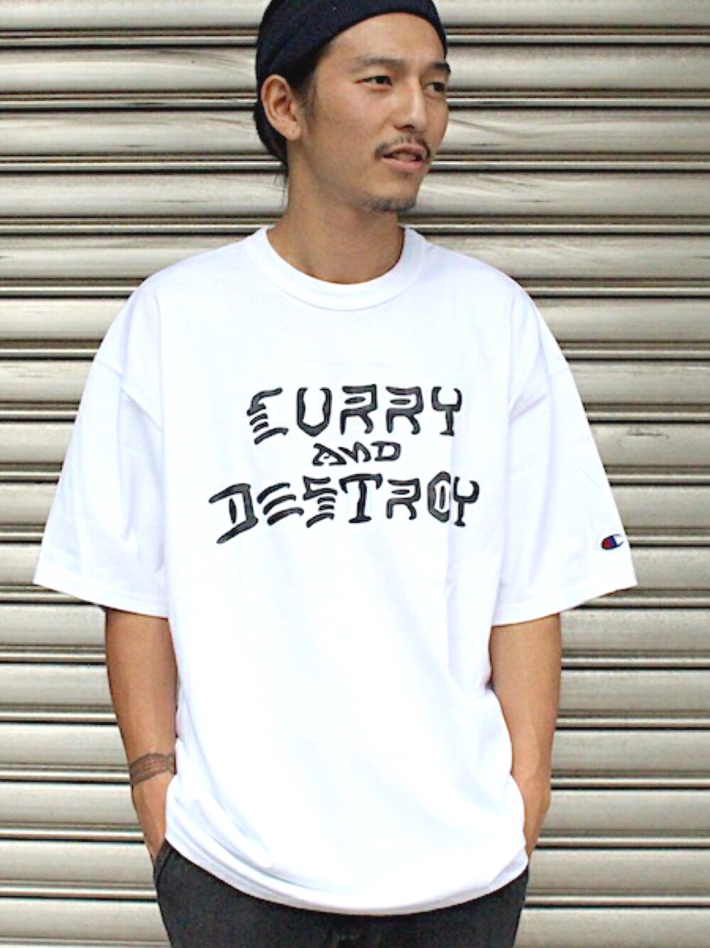 ホワイト系のTシャツ/カットソーを着用したメンズの夏コーディネートの1枚目の写真