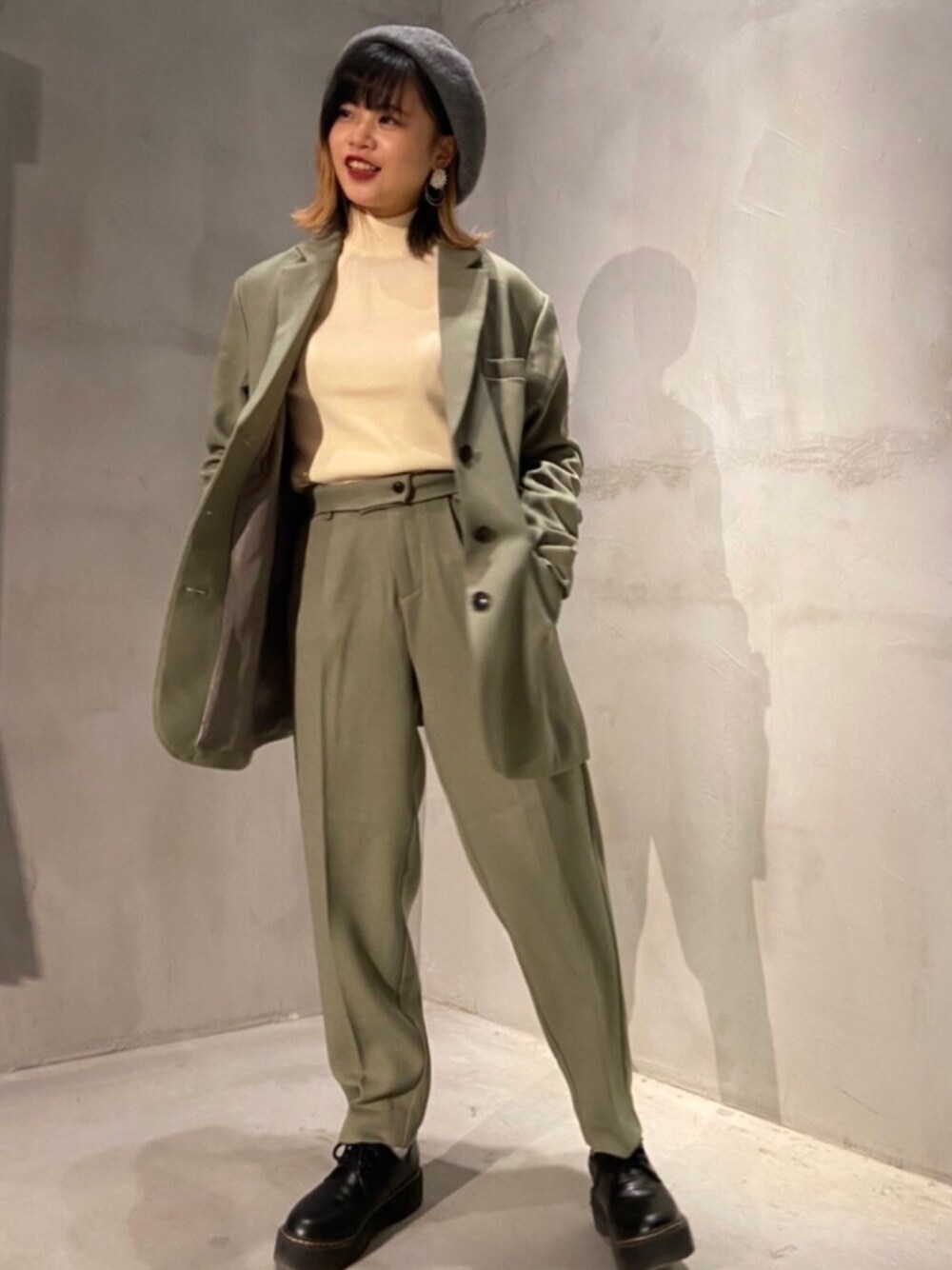 「セットアップ、秋のコーデ、低身長コーデ、きれいめカジュアル、colony 2139、コロニー2139、staff、スタッフコーデ、ootd、instagram」｜「COLONY 2139のPBTリブプチハイネックニットプルオーバー（ニット/セーター、ホワイト系）」を使った、𝓜𝒪𝒩ℰさん（レディース・153cm）の秋コーディネートの1枚目の写真