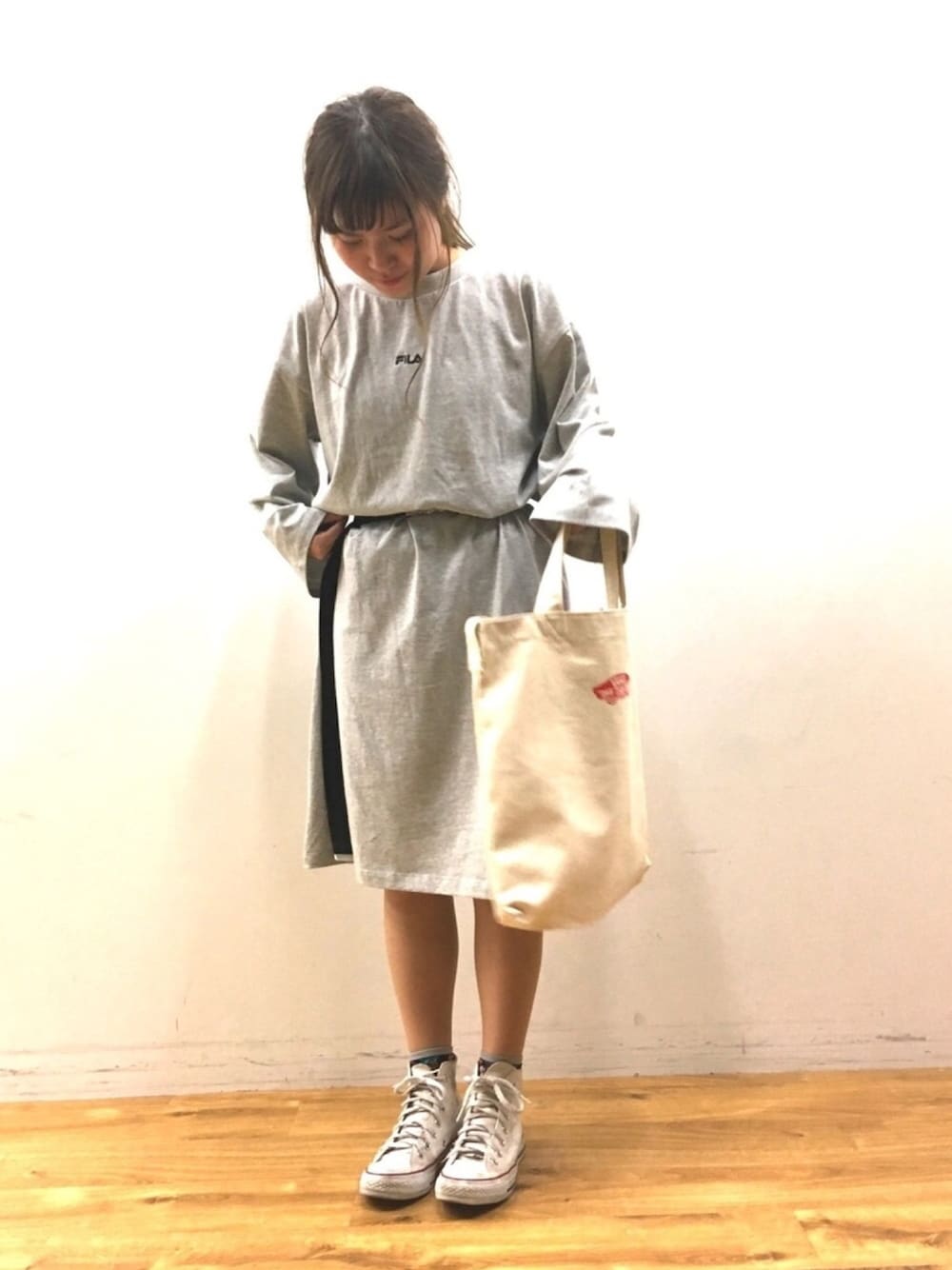 「コンバース、ワンピース、シンプル、converse、ウエストマーク、FILA、プチプラコーデ、ゆるコーデ、ガチャベルト、イーハイフンワールドギャラリー(E hyphen world gallery)」｜「FILAの【別注】FILAロングTワンピース（ワンピース、グレー系）」を使った、ふたわたりさん（レディース・149cm）の春コーディネートの1枚目の写真