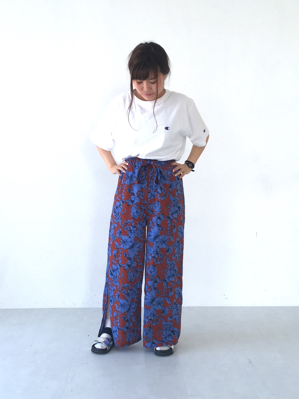 ホワイト系のTシャツ/カットソー、レッド系のその他パンツ、シルバー系のサンダルを着用したレディースの春コーディネートの1枚目の写真