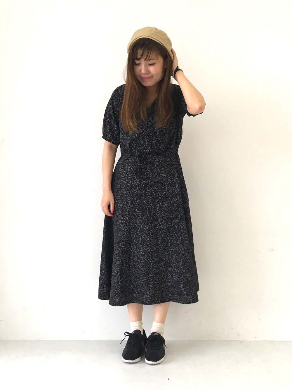 ブラック系のワンピース、ベージュ系のハンチング/ベレー帽を着用したレディースの夏コーディネートの1枚目の写真
