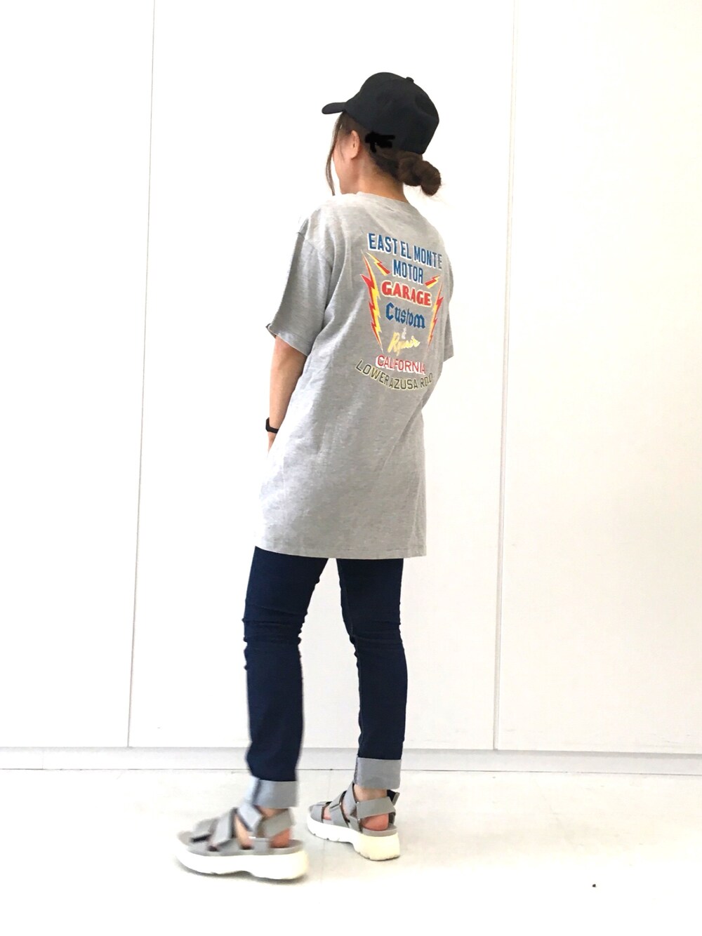 グレー系のTシャツ/カットソー、ブルー系のデニムパンツ、グレー系のサンダルを着用したレディースの夏コーディネートの1枚目の写真