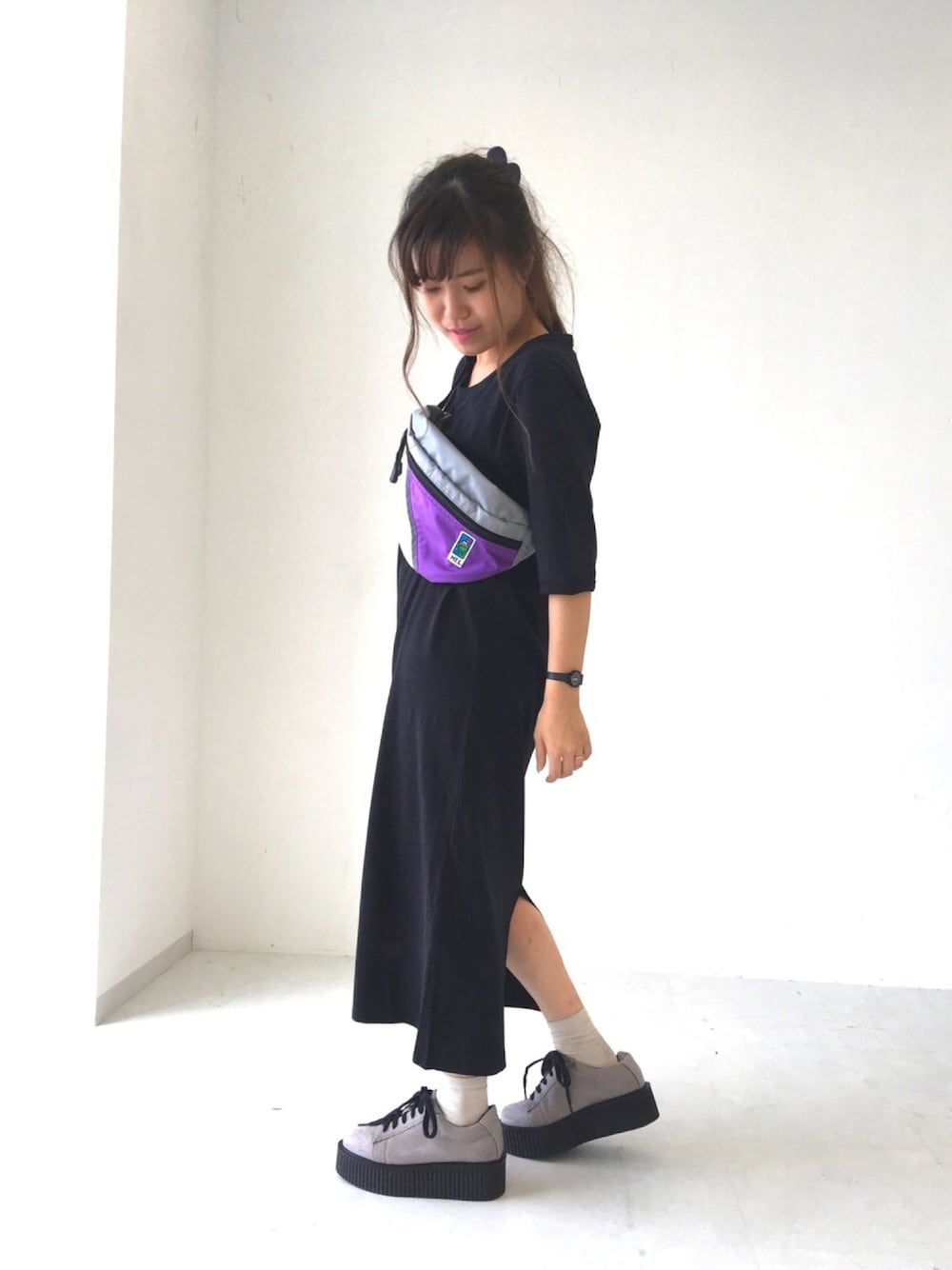 ブラック系のワンピース、パープル系のボディバッグ/ウエストポーチ、グレー系のスニーカーを着用したレディースの夏コーディネートの1枚目の写真