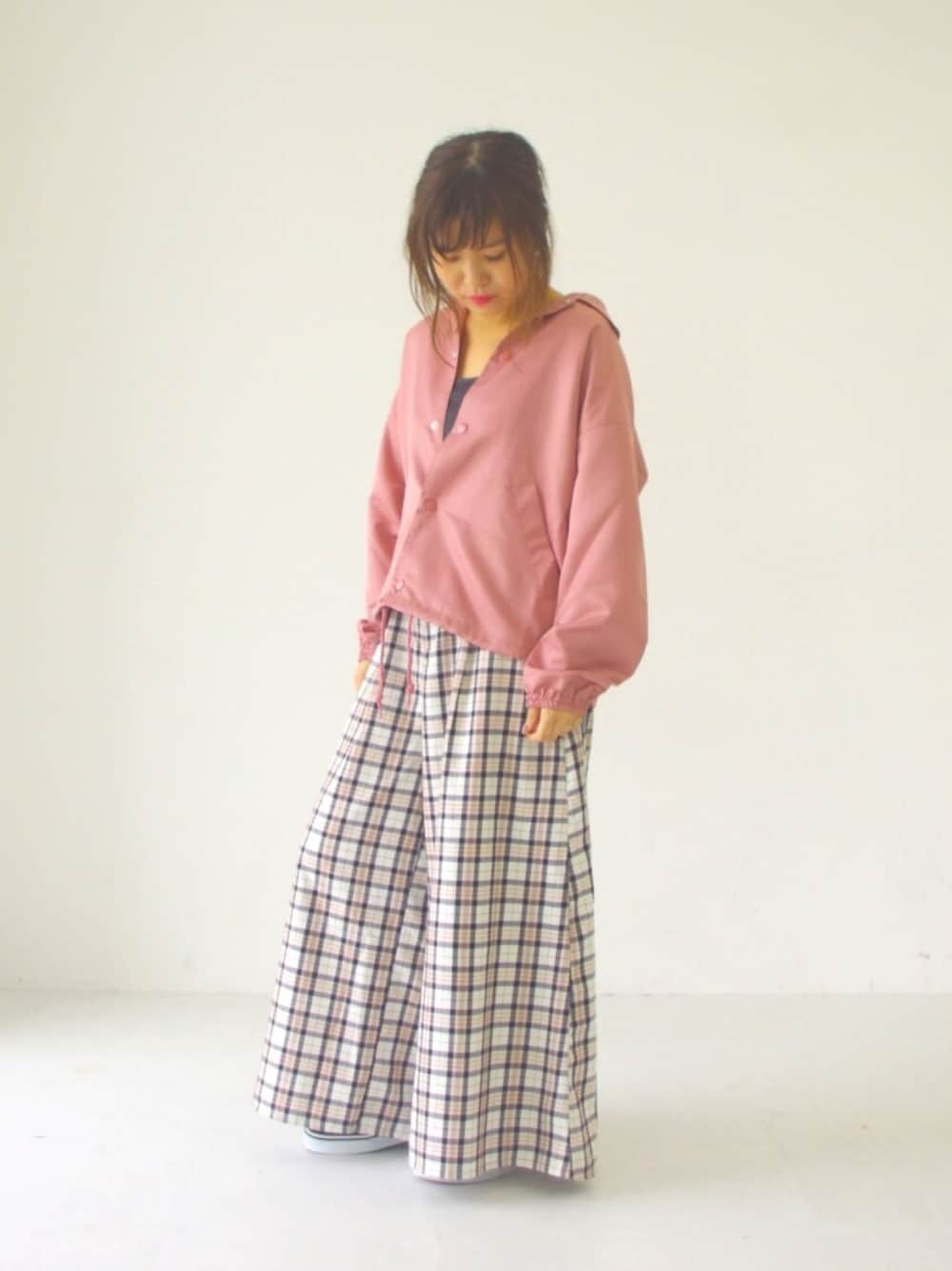 ピンク系のその他アウター、ブラック系のタンクトップ、ホワイト系のその他パンツを着用したレディースの秋コーディネートの1枚目の写真