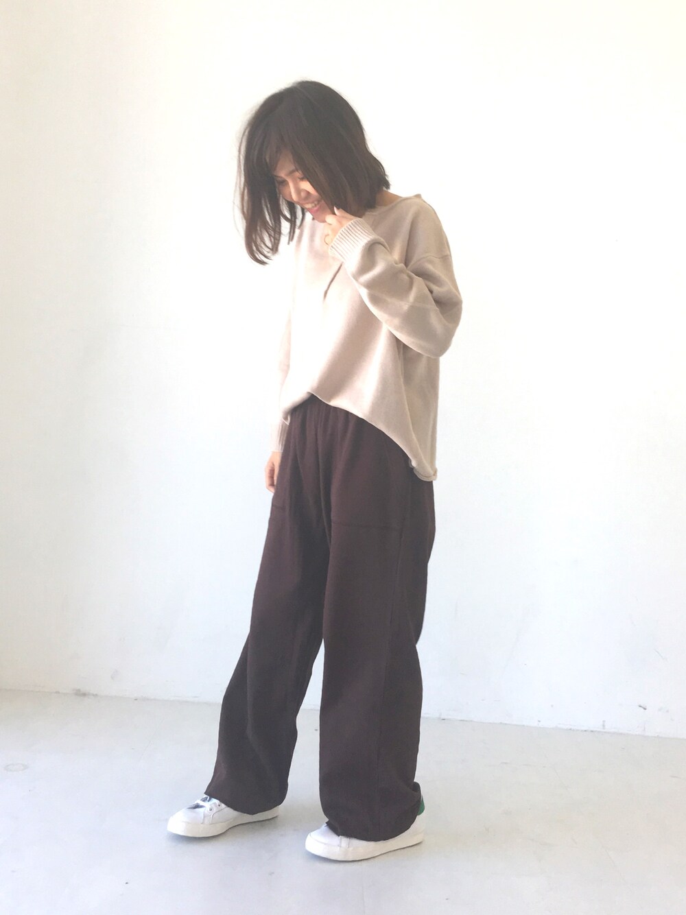 ベージュ系のニット/セーター、ブラウン系のその他パンツ、グリーン系のその他を着用したレディースの秋コーディネートの1枚目の写真