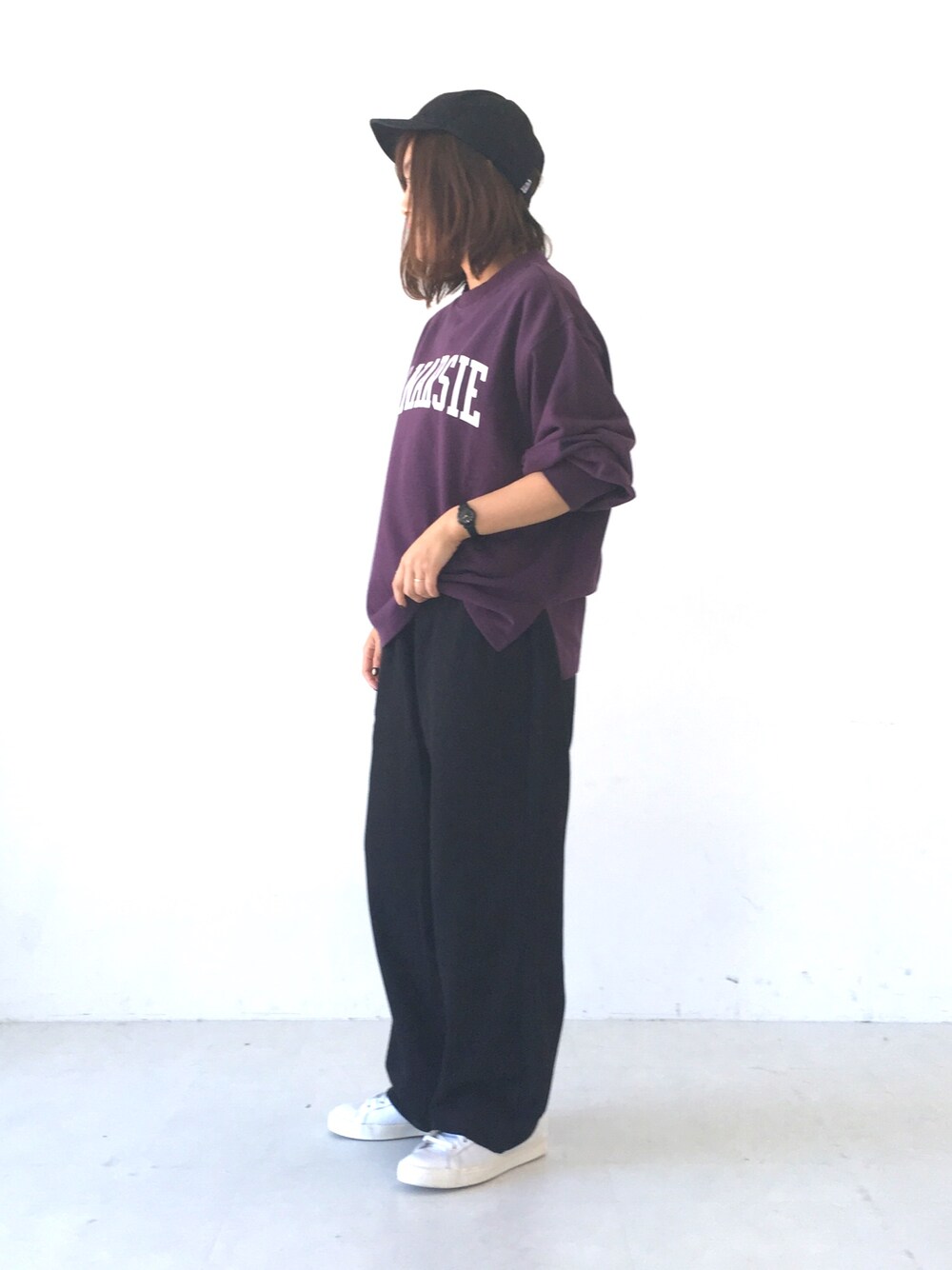 パープル系のTシャツ/カットソー、ブラック系のその他パンツ、ブラック系のキャップを着用したレディースの秋コーディネートの1枚目の写真