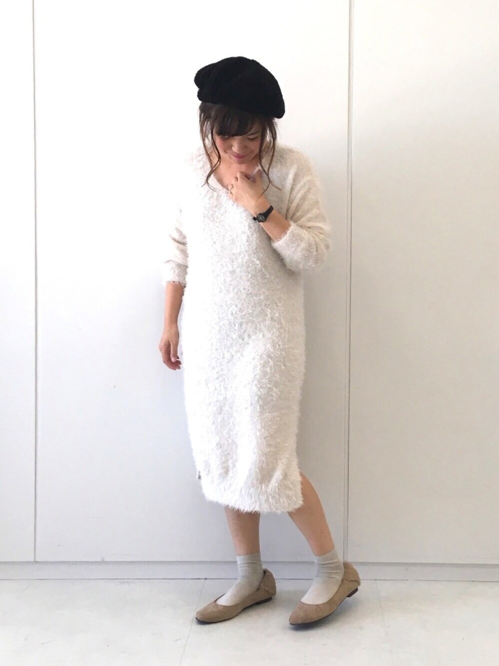 「白ワンピース、アイボリー、フェザー、ナチュラル、ベレー帽、フラットシューズ、ボアシューズ、シンプルコーデ、プチプラコーデ、低身長」｜「E hyphen world galleryの2Wayファーパンプス（パンプス、ベージュ系）」を使った、ふたわたりさん（レディース・150cm）の秋コーディネートの1枚目の写真