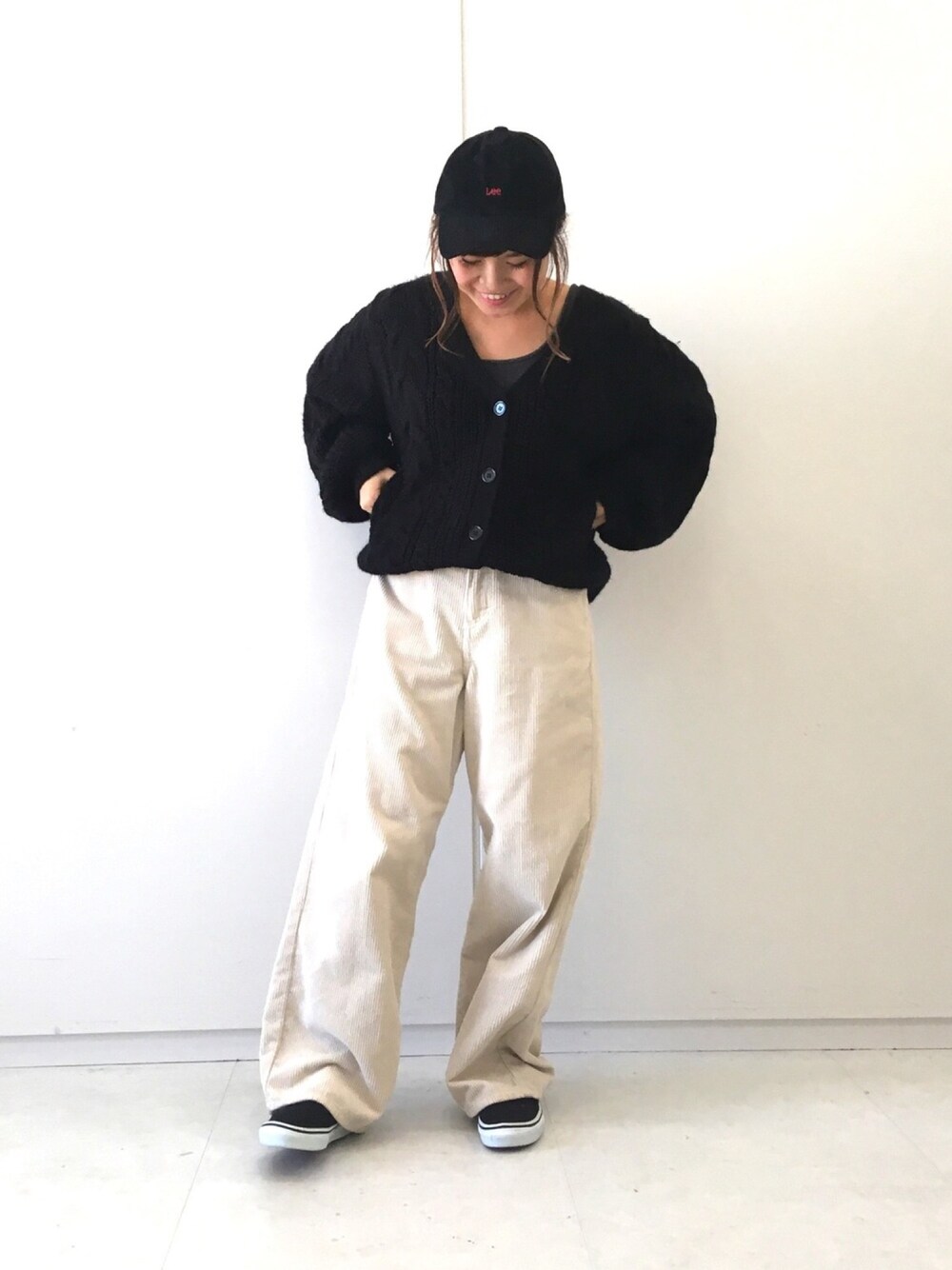 ブラック系のカーディガン/ボレロ、ホワイト系のその他パンツ、ブラック系のタンクトップを着用したレディースの秋コーディネートの1枚目の写真