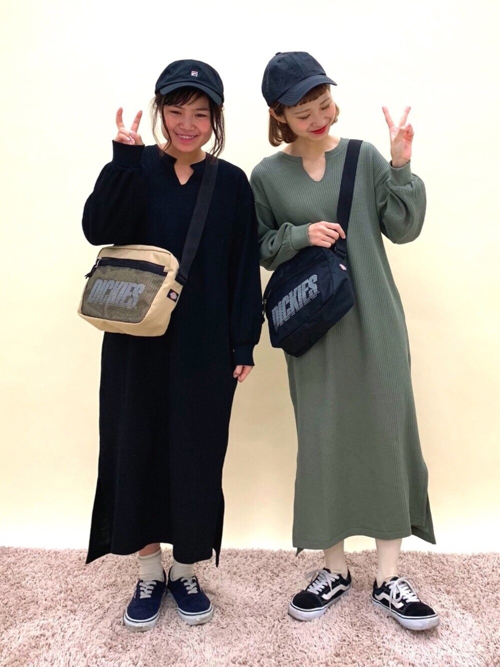 ブラック系のワンピース、ブラック系のキャップを着用したレディースの冬コーディネートの1枚目の写真