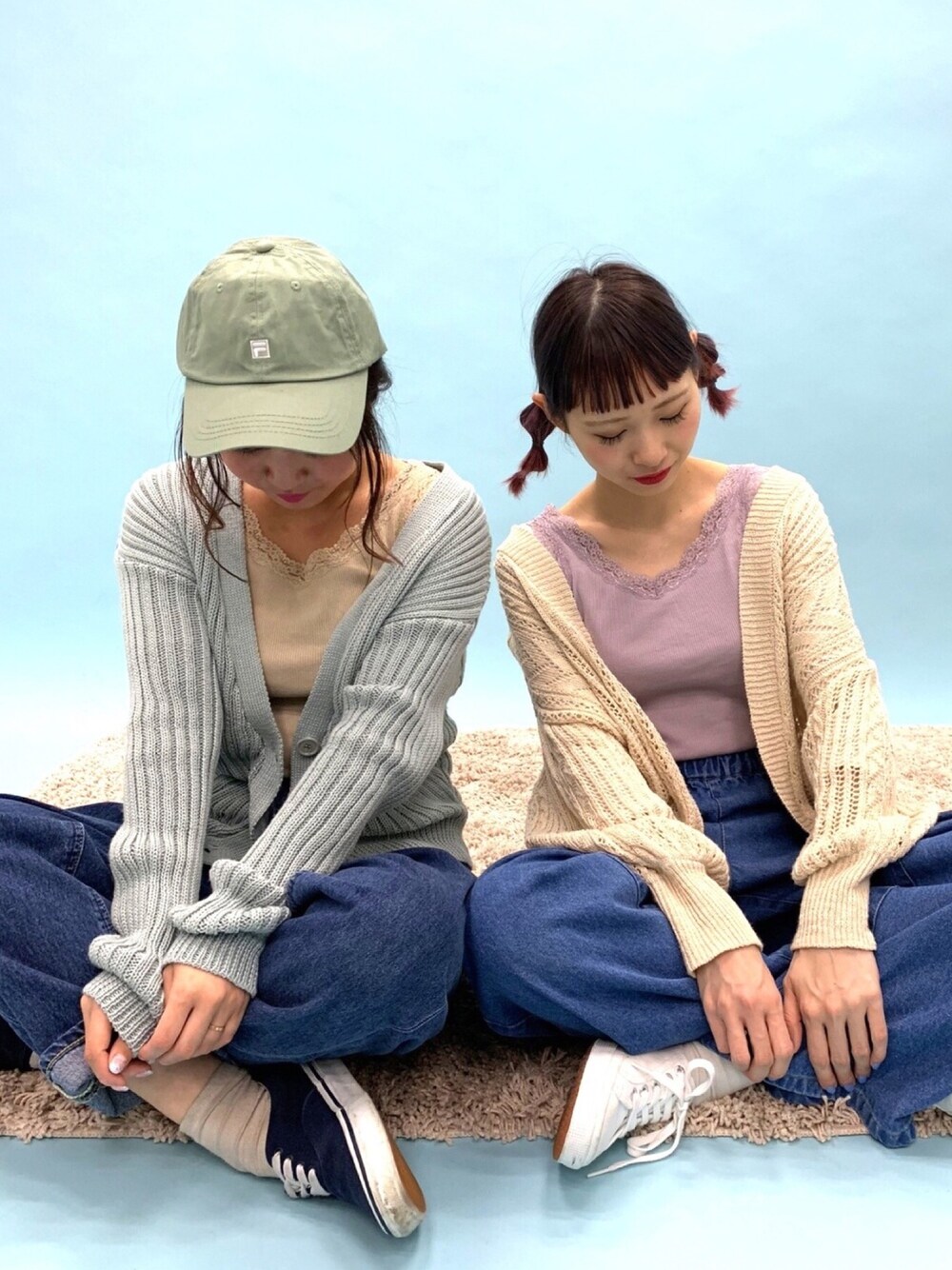 「双子コーデ、カラフル、レースタンク、カーディガン、抜け感、デニムパンツ、LEE、低身長、ペアルック、おそろいコーデ」｜「Leeの【別注】Lee ルーミーテーパードパンツ（デニムパンツ、ブルー系）」を使った、ふたわたりさん（レディース・150cm）の冬コーディネートの1枚目の写真