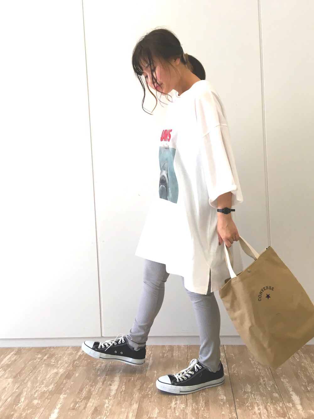 ホワイト系のトップス、グレー系のレギンス/スパッツを着用したレディースの春コーディネートの1枚目の写真