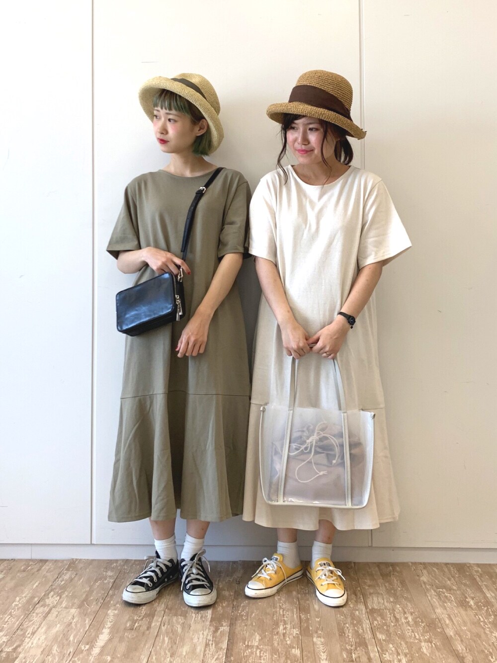 ベージュ系のワンピース、イエロー系のスニーカーを着用したレディースの春コーディネートの1枚目の写真