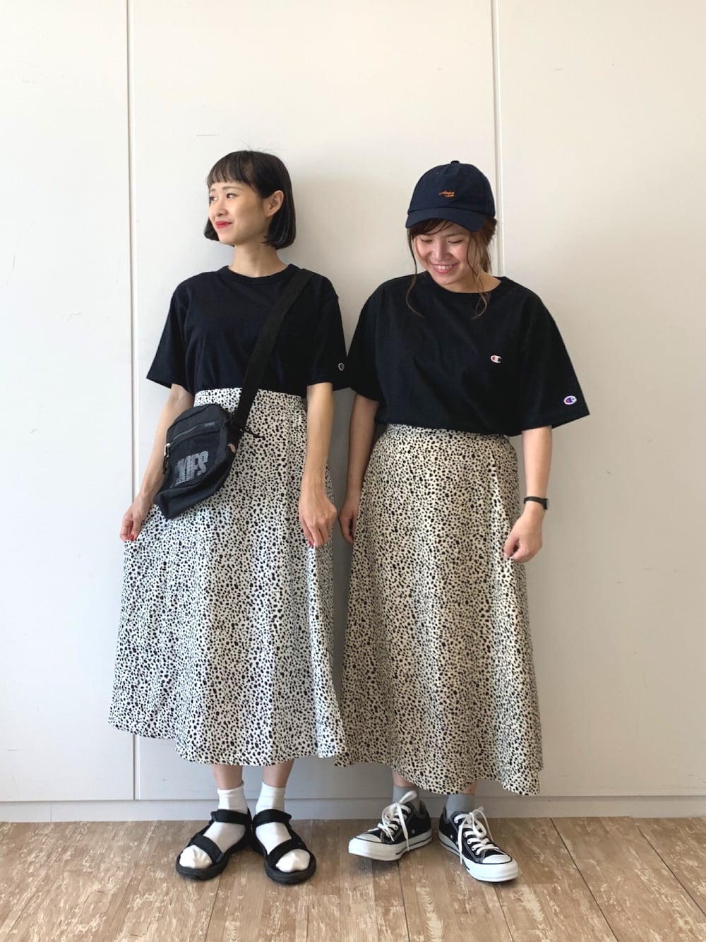 ブラック系のTシャツ/カットソー、ブラック系のTシャツ/カットソー、ベージュ系のスカートを着用したレディースの春コーディネートの1枚目の写真