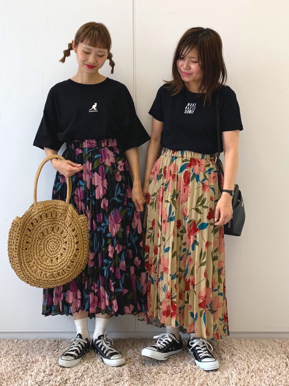 ブラック系のTシャツ/カットソー、ベージュ系のスカートを着用したレディースの夏コーディネートの1枚目の写真