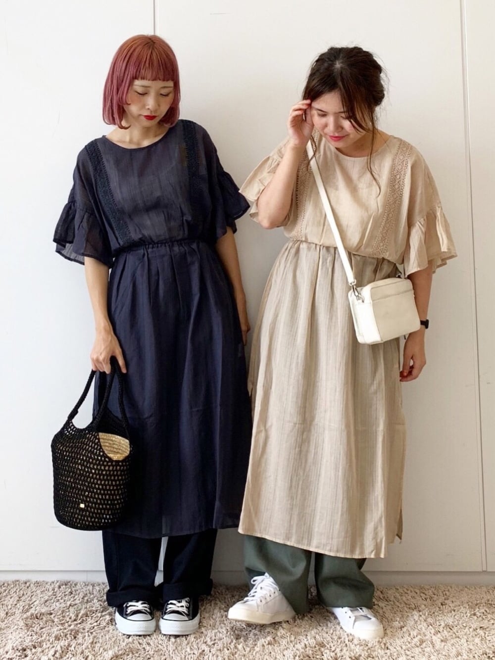 ベージュ系のワンピース、グリーン系のその他パンツを着用したレディースの夏コーディネートの1枚目の写真