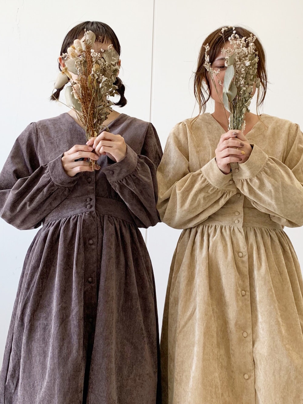 ベージュ系のワンピースを着用したレディースの秋コーディネートの1枚目の写真