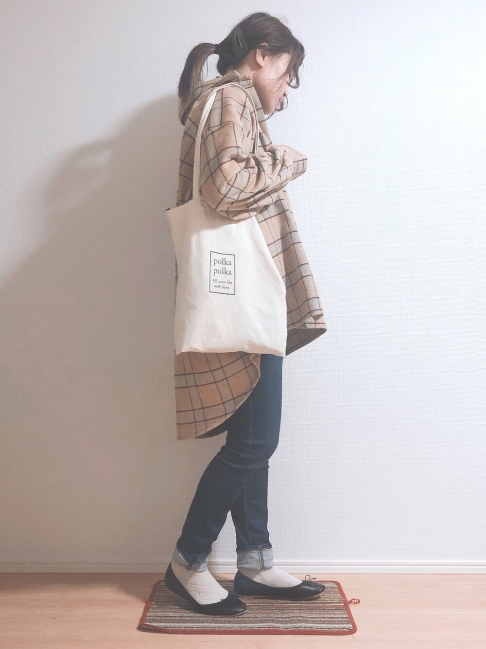 ベージュ系のシャツ/ブラウス、ブルー系のその他パンツ、ブラック系のバレエシューズを着用したレディースの秋コーディネートの1枚目の写真