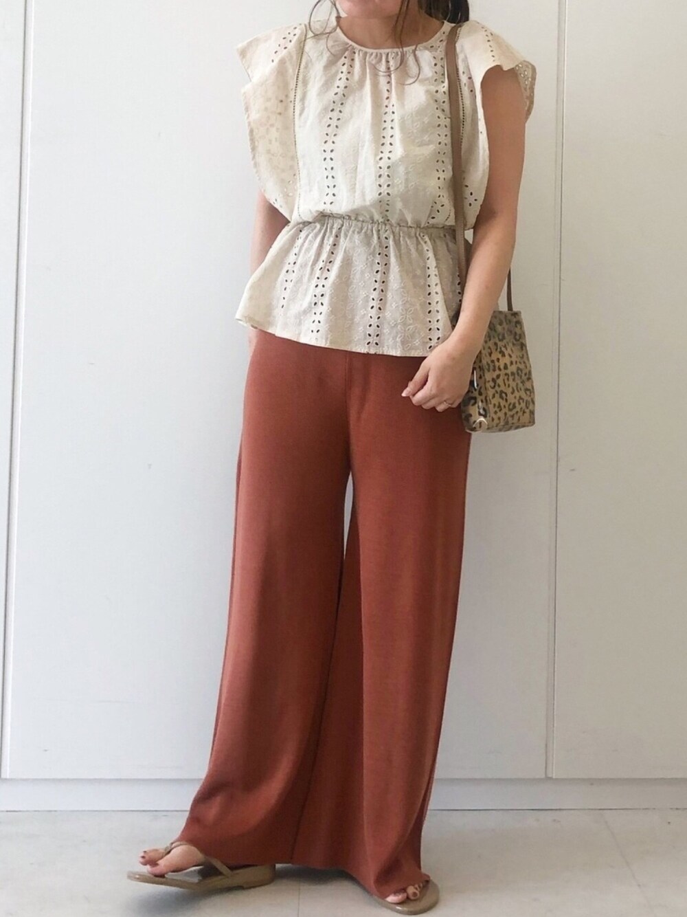 ベージュ系のシャツ/ブラウス、オレンジ系のワンピースを着用したレディースの春コーディネートの1枚目の写真