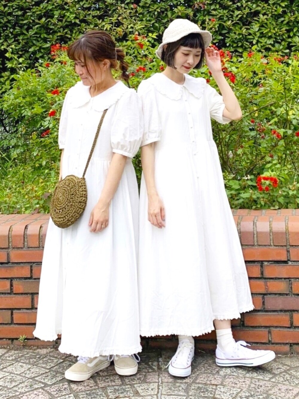 ホワイト系のワンピース、ブラウン系のショルダーバッグを着用したレディースの夏コーディネートの1枚目の写真