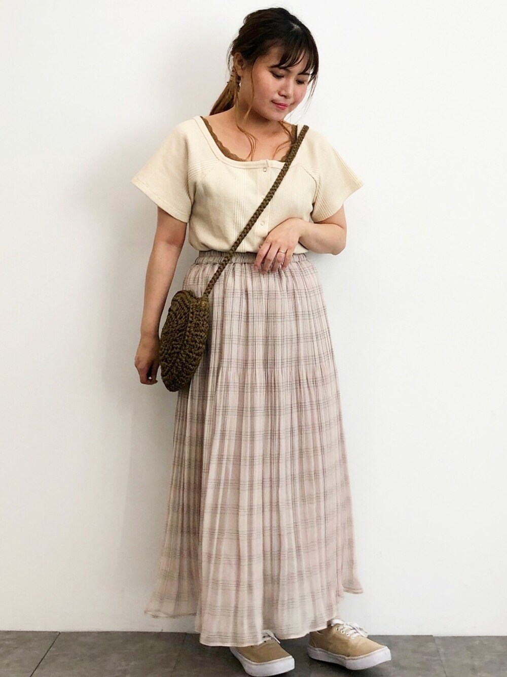 ホワイト系のTシャツ/カットソー、ベージュ系のスカート、ブラウン系のショルダーバッグを着用したレディースの夏コーディネートの1枚目の写真