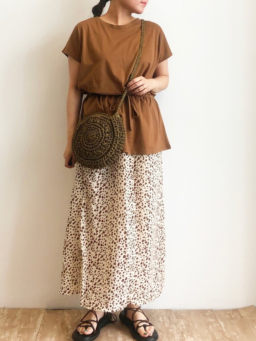 ブラウン系のワンピース、ベージュ系のスカート、ブラウン系のショルダーバッグを着用したレディースの夏コーディネートの1枚目の写真