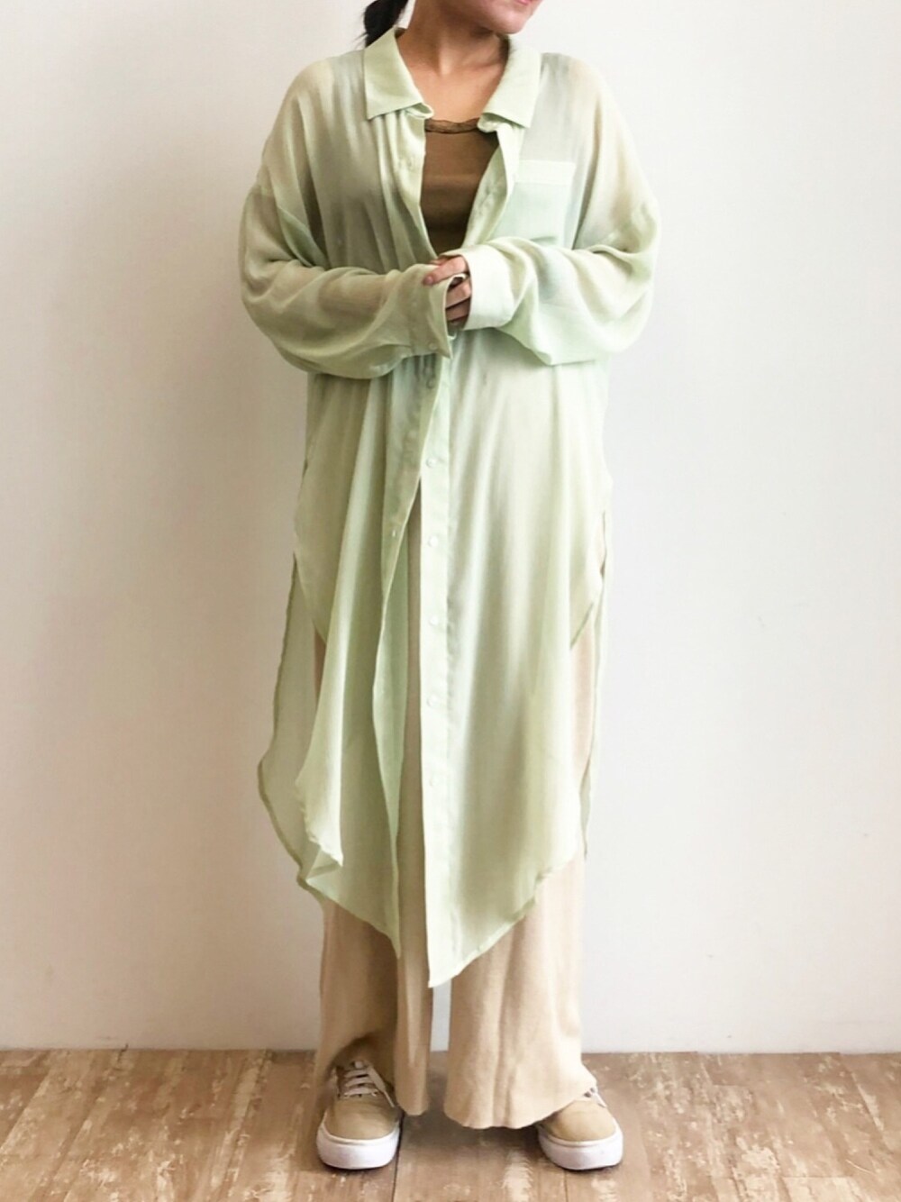 グリーン系のシャツ/ブラウス、ブラウン系のキャミソール、ベージュ系のワンピースを着用したレディースの夏コーディネートの1枚目の写真