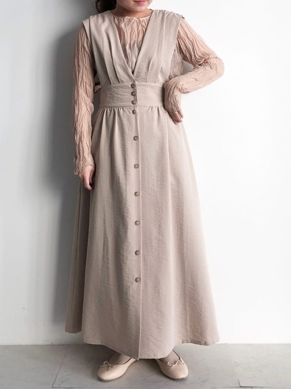 ベージュ系のワンピース、ベージュ系のシャツ/ブラウス、ブラウン系のキャミソールを着用したレディースの春コーディネートの1枚目の写真