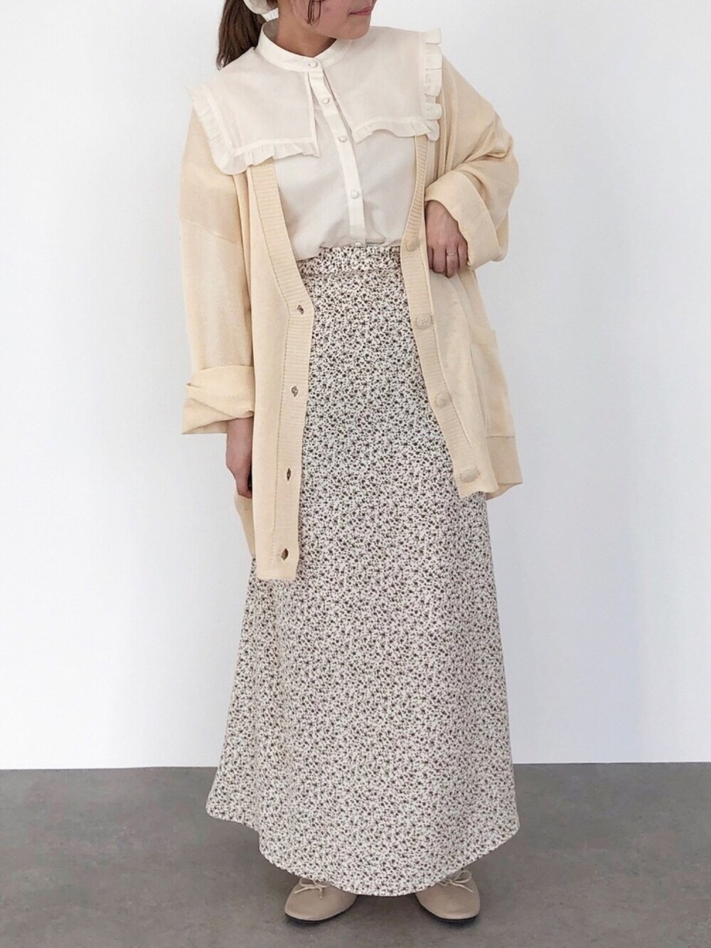 ホワイト系のシャツ/ブラウス、ホワイト系のスカート、その他のカーディガン/ボレロを着用したレディースの春コーディネートの1枚目の写真