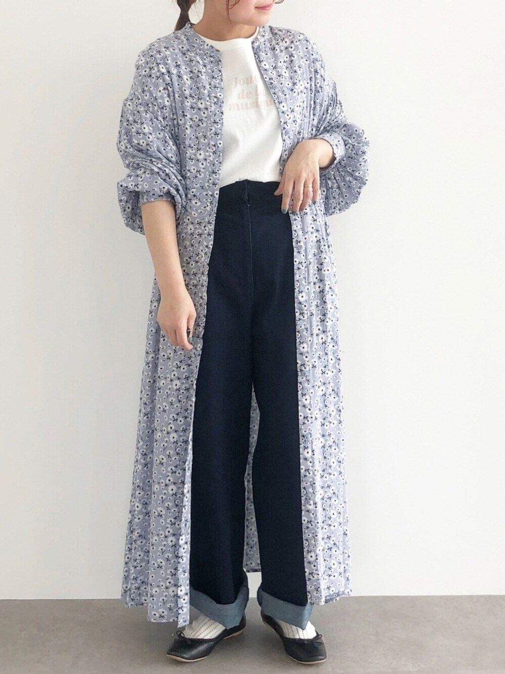 「春夏コーデ、花柄ワンピース、低身長コーデ、プチプラ、休日スタイル、レイヤードスタイル、デニムパンツ、ロゴT、ラクチンコーデ、バレエシューズ」｜「SLURRのバンドカラーギャザーシャツワンピース（ワンピース、その他）」を使った、ふたわたりさん（レディース・150cm）の春コーディネートの1枚目の写真