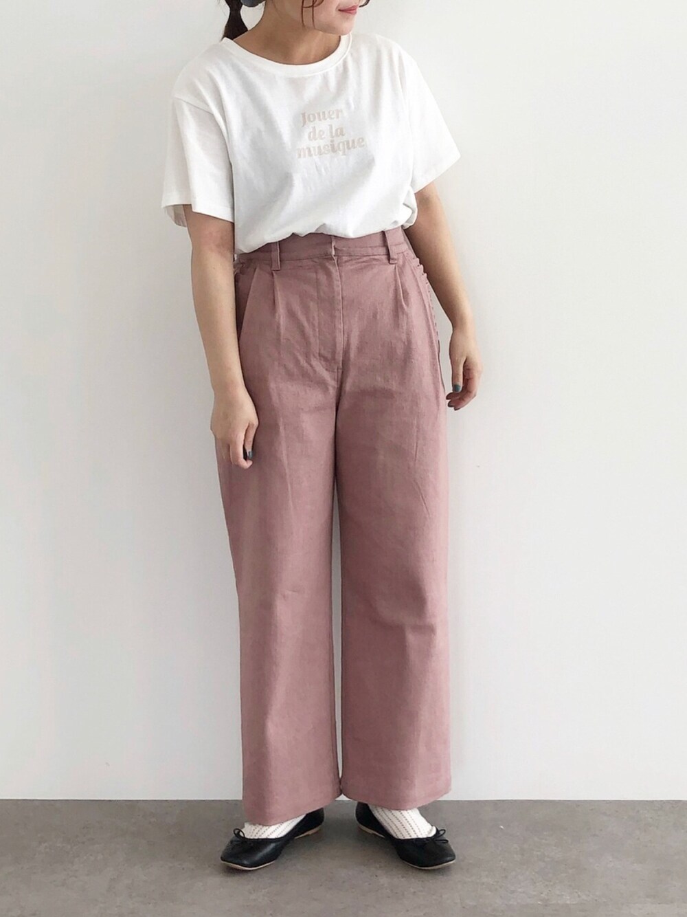 ホワイト系のTシャツ/カットソー、ピンク系のデニムパンツ、ブラック系のバレエシューズを着用したレディースの春コーディネートの1枚目の写真