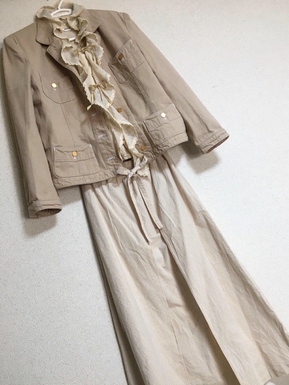 「大人コーデ、ベージュ、ジャケット、秋のコーデ、カジュアル、秋服、休日スタイル、インゲボルグ、重ね着、チェック」｜「INGEBORGのアイテム（ナイロンジャケット、ベージュ系）」を使った、Sunsetwindさん（レディース・168cm）の秋コーディネートの1枚目の写真